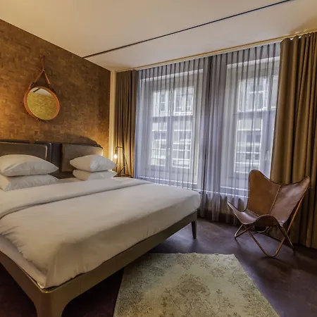 Hotel V Nesplein 4*