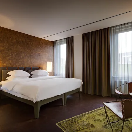 V Nesplein 4*