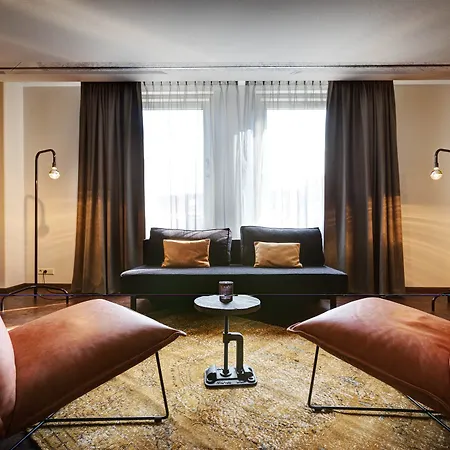Hotel V Nesplein 4*