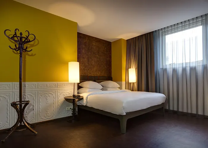 V Nesplein מלון 4*