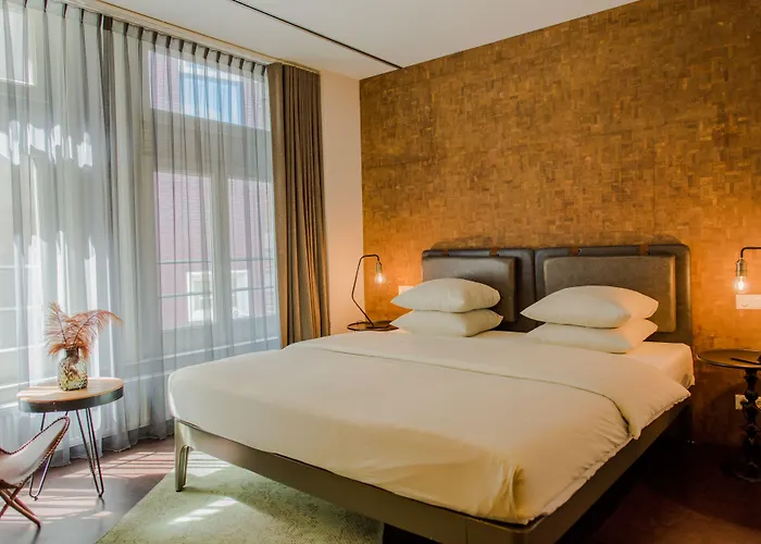 V Nesplein מלון 4*