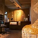 V Nesplein 4*