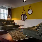 V Nesplein 4*