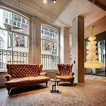 V Nesplein 4*