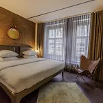 Hotell V Nesplein 4*