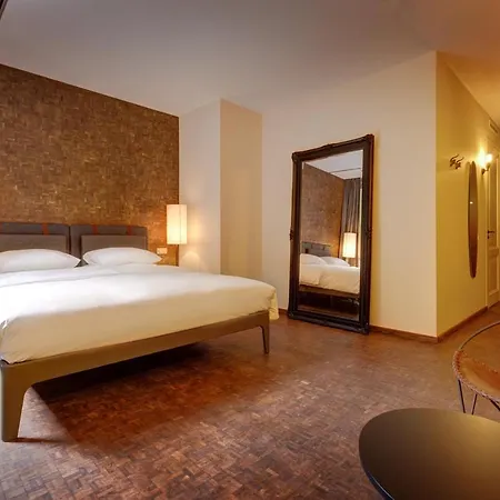 V Nesplein 4* Амстердам