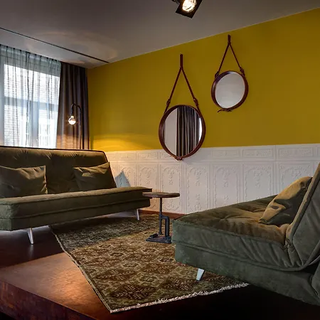 V Nesplein 4*