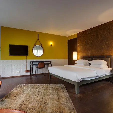 V Nesplein 4*