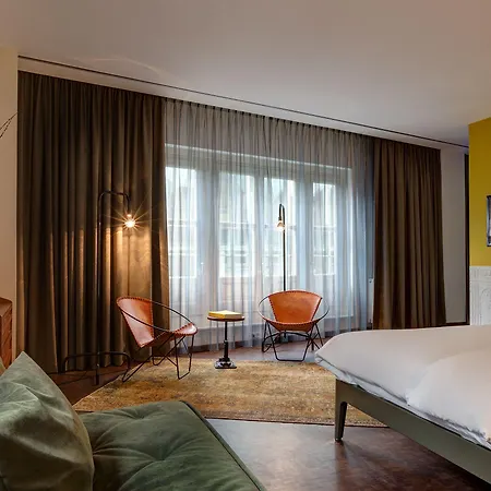 V Nesplein 4*