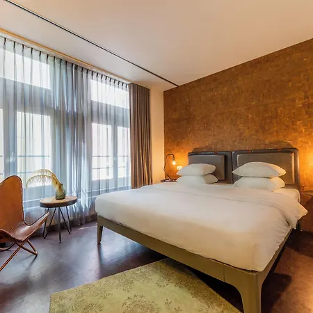 V Nesplein 4*